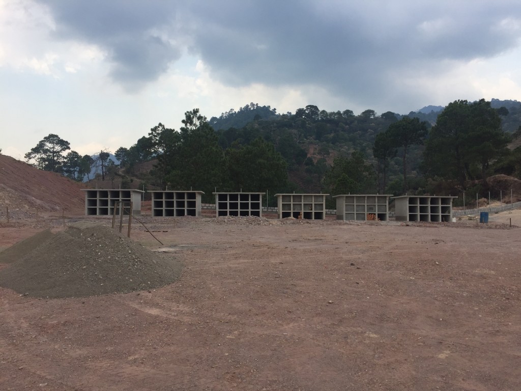 Nuevo cementerio construido por la minera San Andrés, en Azacualpa, Copán.