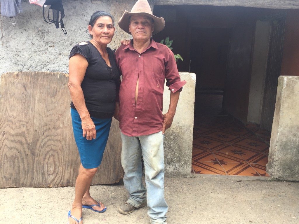 José Ángel López y su esposa, se oponen a que el cementerio de Azacualpa sea trasladado por la mina de San Andrés.