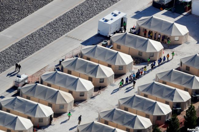 "Tender shelters", el eufemismo que el gobierno de Estados Unidos usa para las instalaciones privadas en donde mantienen encarcelados a los menores. En estados Unidos la prensa le llama "prisiones para bebés".