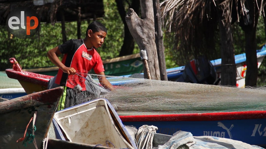 Familias enteras se dedican a la actividad de la pesca artesanal, desde sus integrantes más jóvenes hasta los más viejos. Fotograma: Nincy Perdomo. 
