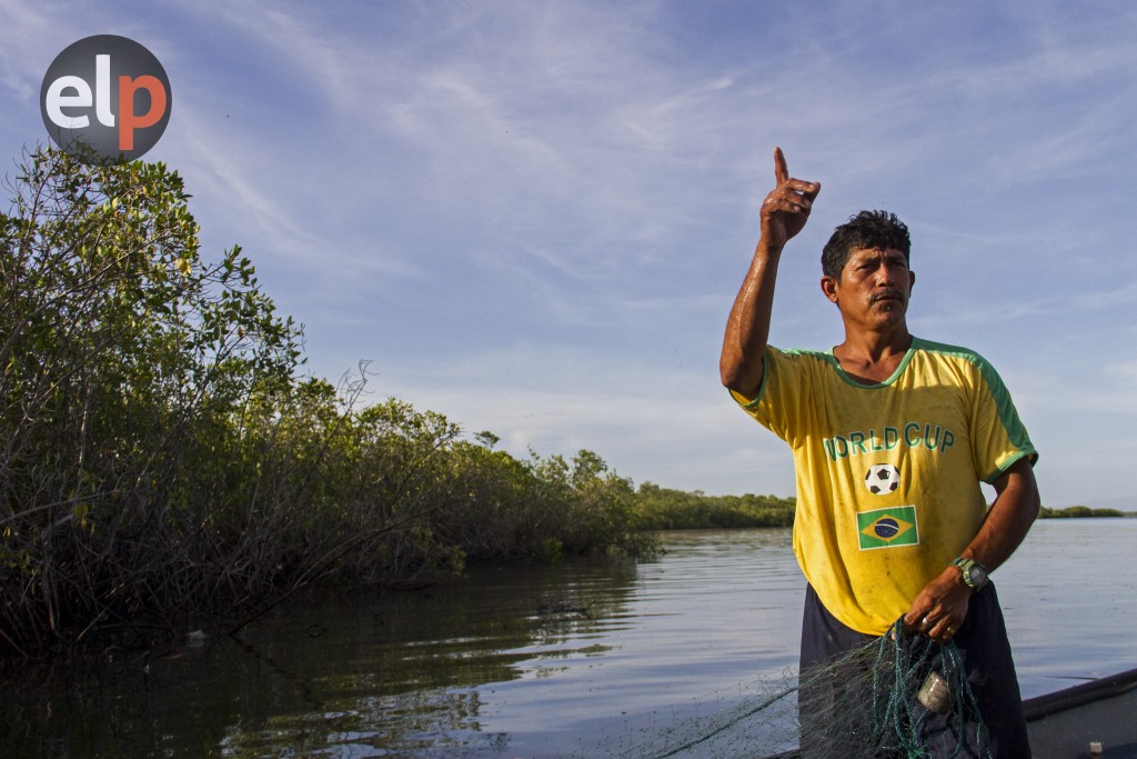 Los pescadores artesanales se ven obligados a cruzar la frontera marítima en busca de mejores bancos de pesca, pero muchas veces son capturados por la Fuerza Naval nicaragüense. Fotografía: Nincy Perdomo. 