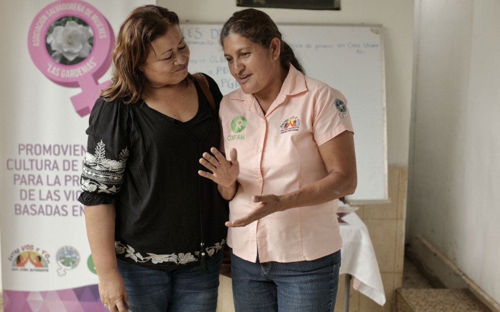 Melida Guevara y Marta Pérez en el Centro Cultural Shaira Ali en Ahuachapán. Foto: Oscar Leiva / Oxfam América
