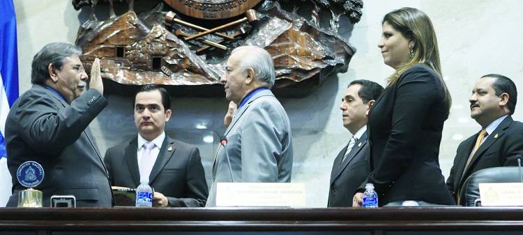 Juramentación por el CN del abogado Gustavo Manzanares como reemplazo de Miriam Guzman en el IAIP.