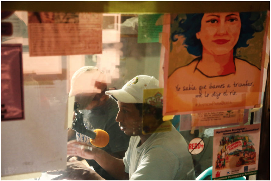 A través de su radio comunitaria, el COPINH se comunica con los pobladores de Intibucá. Delante de los micrófonos articulan la lucha. Constantemente recuerdan a Berta, su memoria y figura, que no es patrimonio de unos pocos, sino de muchos. Foto de Dany Barrientos.