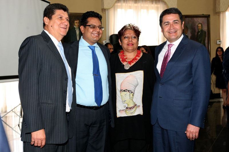 De izquierda a derecha, los comisionados Miguel Ángel Gámez, Erasmo Padilla y Zonia Morales junto al gobernante Juan Orlando Hernández.