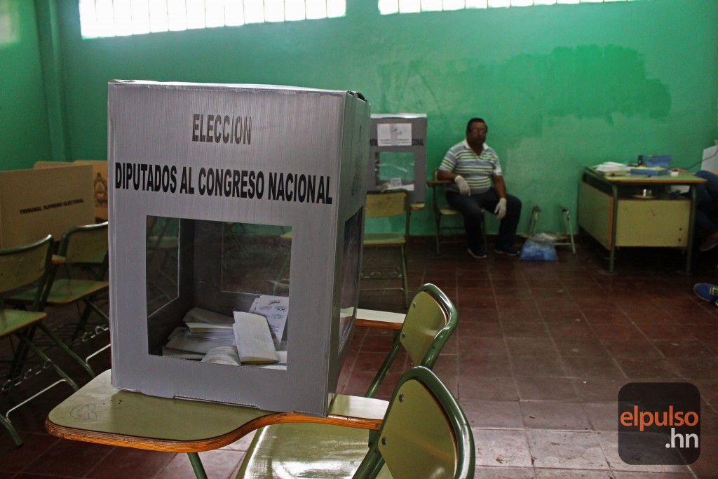 Urnas en el Instituto Jesús Milla Selva, donde se celebraron las elecciones internas del PAC. 