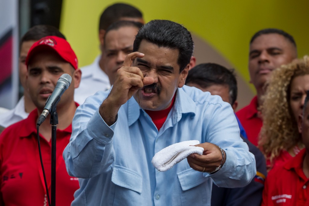 CAR01. CARACAS (VENEZUELA) 31/05/2016.- El presidente de Venezuela, Nicolás Maduro, participa hoy, martes 31 de mayo de 2016, de una manifestación de un grupo de personas, entre funcionarios públicos y seguidores del chavismo en Caracas (Venezuela). El presidente de Venezuela, Nicolás Maduro, dijo hoy que el secretario general de la Organización de Estados Americanos (OEA) Luis Almagro, ha pedido la "intervención" extranjera en su país al activar la Carta Democrática. EFE/MIGUEL GUTIERREZ