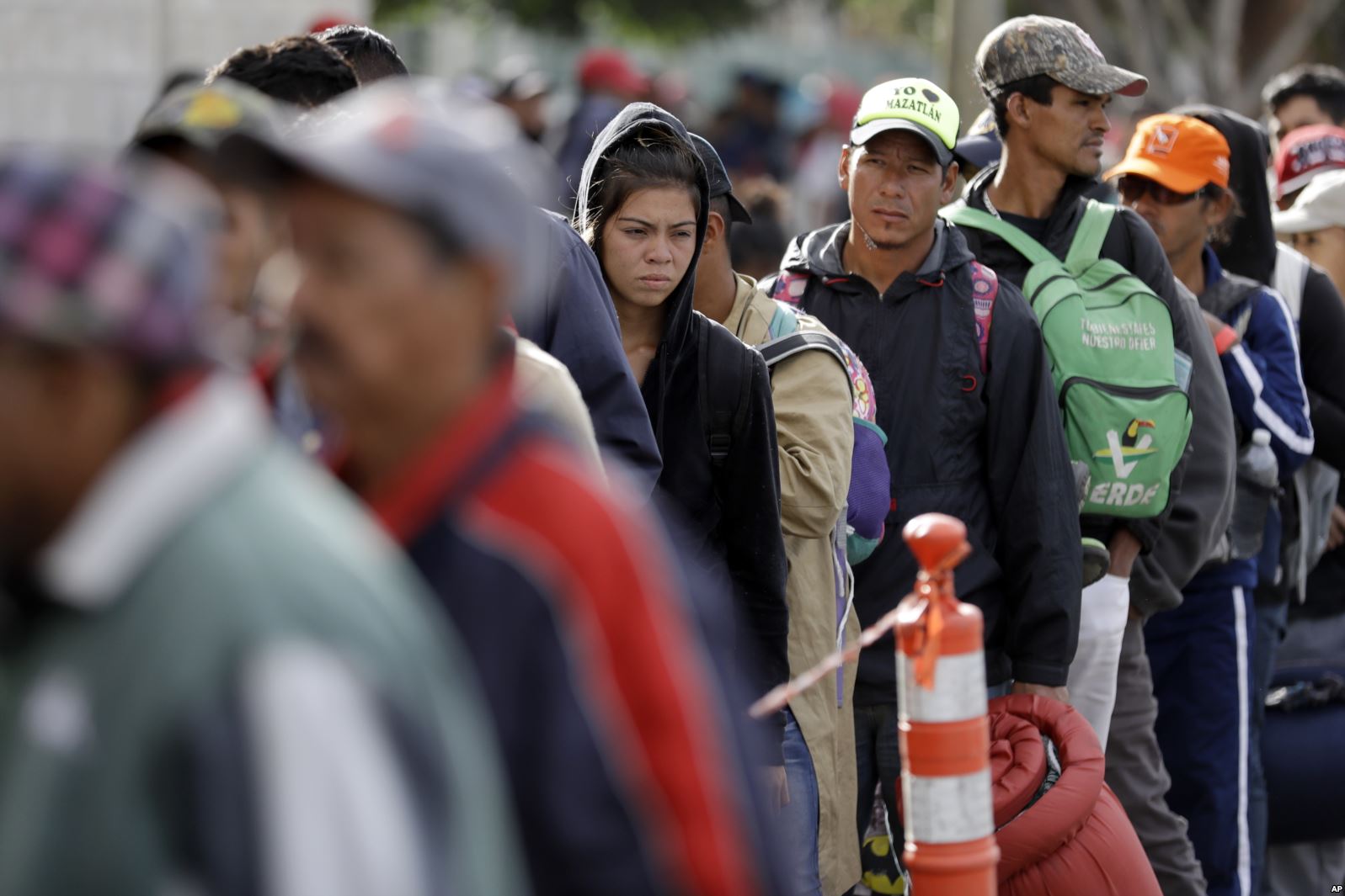 MIGRANTES LLENAN ALBERGUES EN TIJUANA Y MÁS VIAJAN A LA FRONTERA - El Pulso