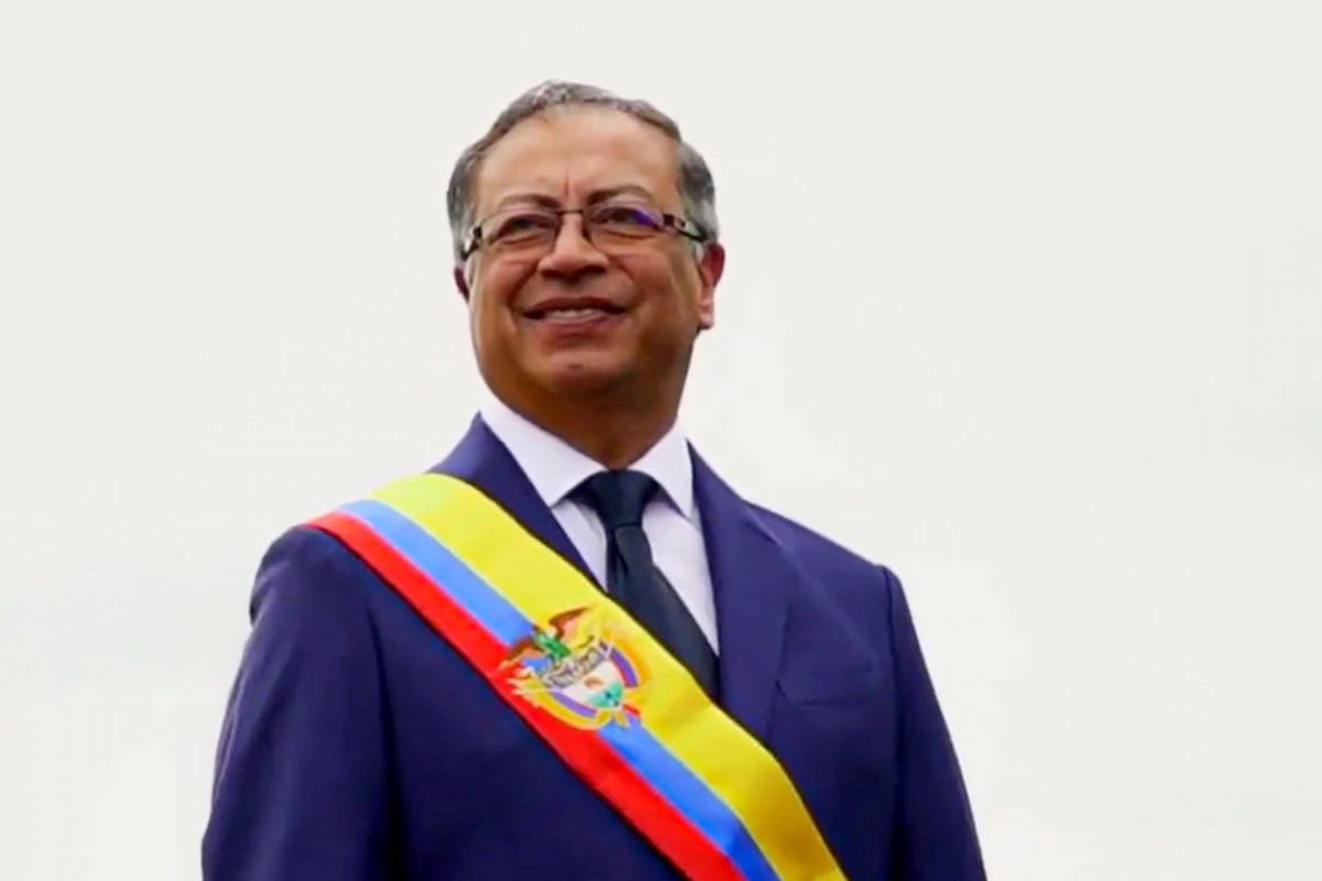 Gustavo Petro jura como primer presidente de izquierda de Colombia