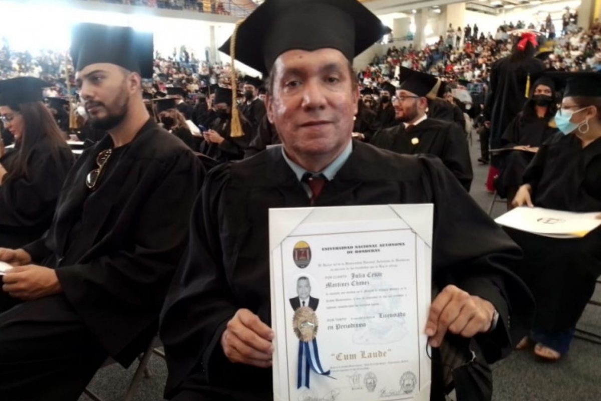 Julio Martínez rompe paradigmas educativos al obtener su sexto título universitario