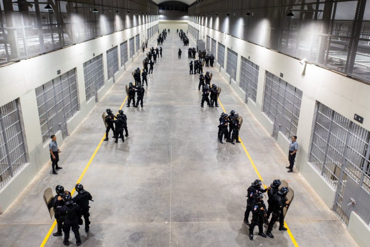 Cárcel para 40.000 reos: Bukele inaugura enorme prisión para recluir a «terroristas»